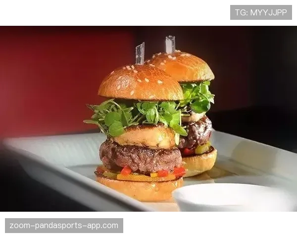 刷到蔡赟的日常：赛场上的硬汉回家秒变讲究小资，餐桌摆得跟米其林似的