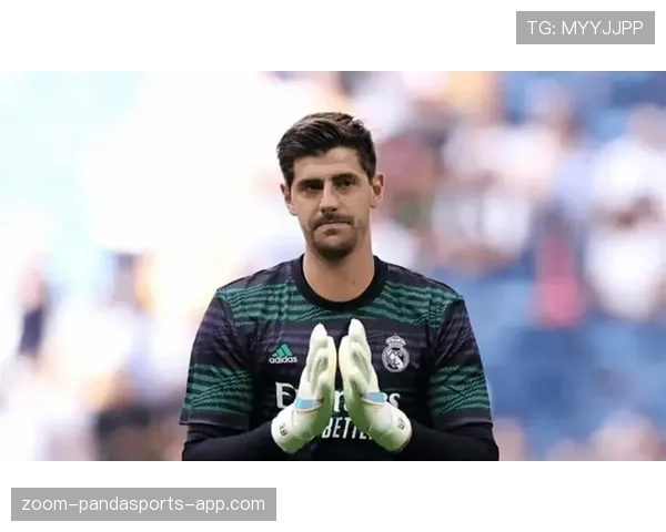 库尔图瓦如何通过高效出球主导防线发起进攻？