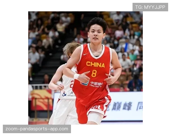 杨舒予随手背个包就像在晒资产，我的工资卡在旁边低声抽泣